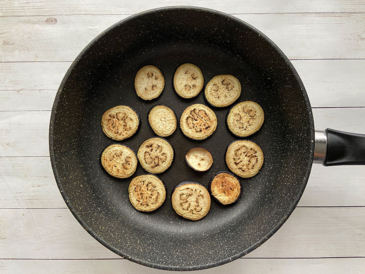 Баклажани в томатному соусі в духовці: рецепт з фото покроково