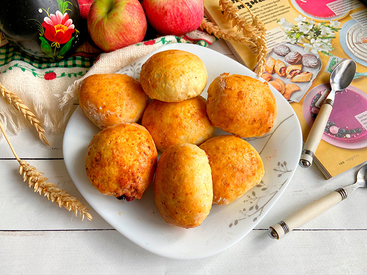 Сирні булочки з вишнею: рецепт з фото покроково