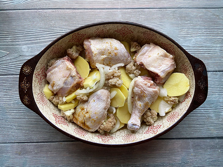 Курка з картоплею та цвітною капустою в духовці: рецепт з фото