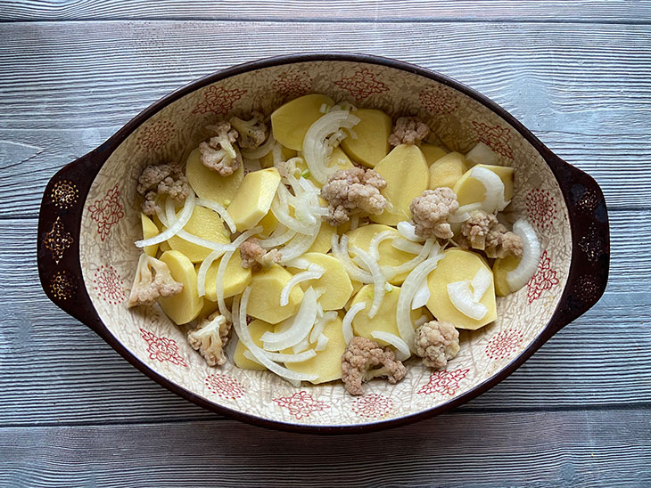 Курка з картоплею та цвітною капустою в духовці: рецепт з фото