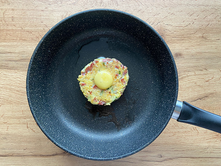 Картопляні гнізда з яйцем на сковороді: покроково