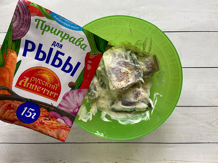 Мінтай у сметані з сиром у духовці: рецепт з фото покроково