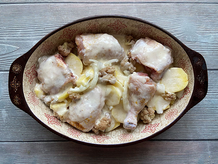 Курка з картоплею та цвітною капустою в духовці: рецепт з фото