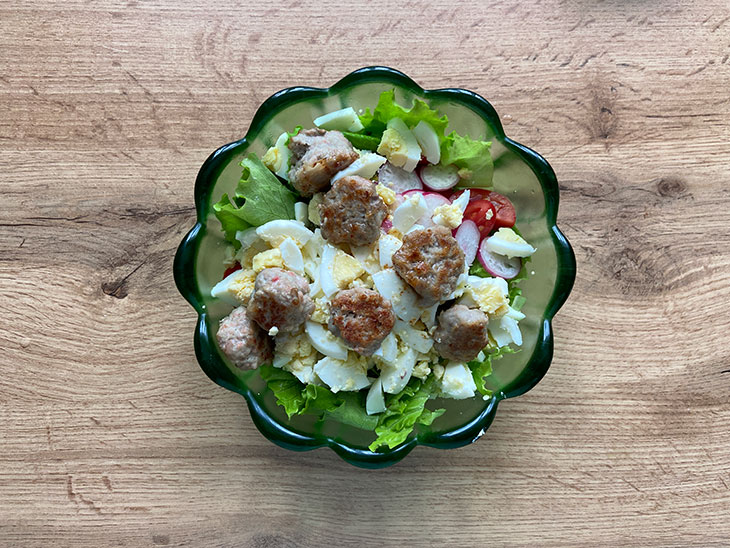 Теплий салат з м'ясними кульками: покроково
