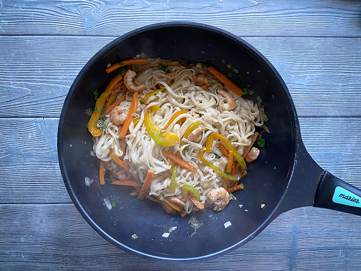 Удон з креветками та овочами: рецепт з фото покроково