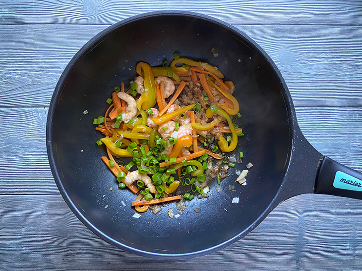 Удон з креветками та овочами: рецепт з фото покроково