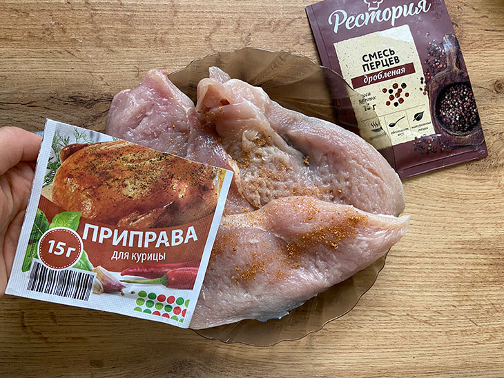 Курячі рулетики з морквяно-сирною начинкою: рецепт з фото