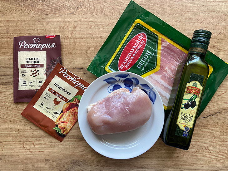 Курячі шашлички з беконом на сковороді.