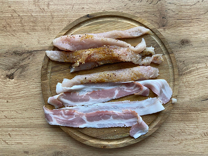 Курячі шашлички з беконом на сковороді.