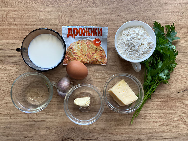 Відривний пиріг із сиром, часником та зеленню: рецепт з фото