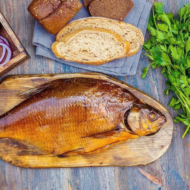 Копченая рыба лещ